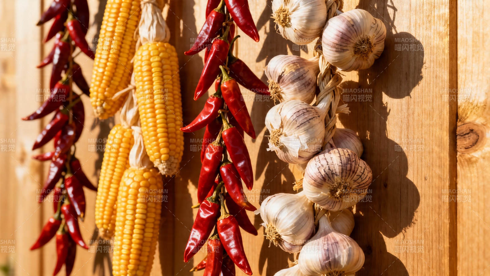 玉米辣椒蒜串挂木墙图片