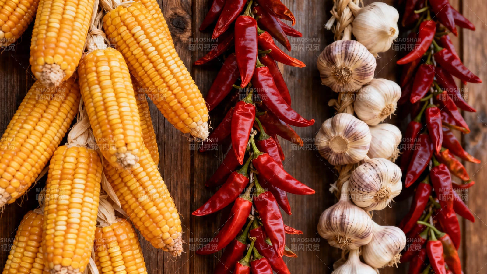 玉米辣椒蒜串挂木墙图片