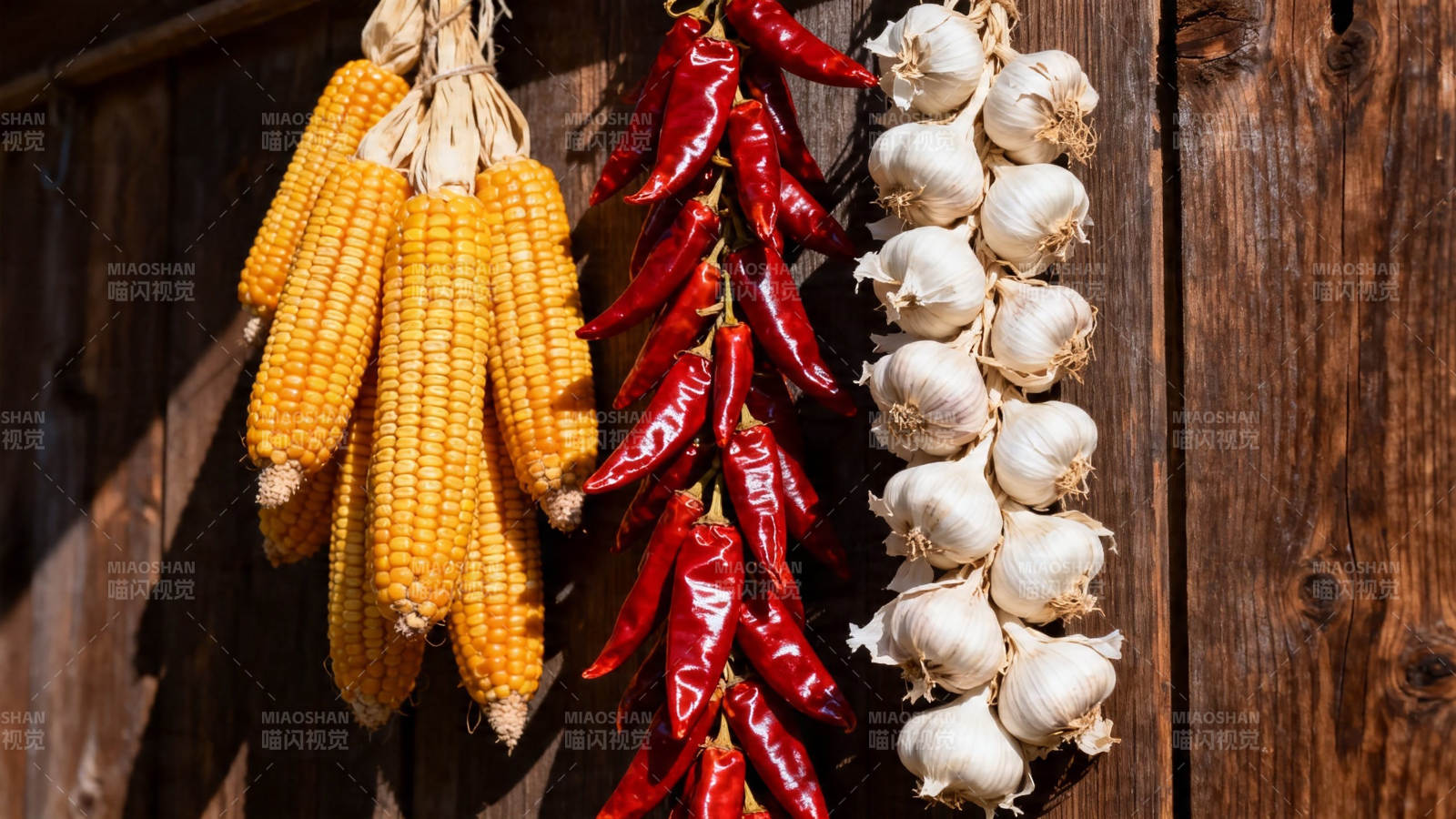 玉米辣椒蒜串挂木墙图片