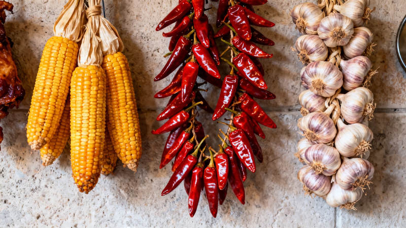 玉米辣椒蒜串挂墙香图片