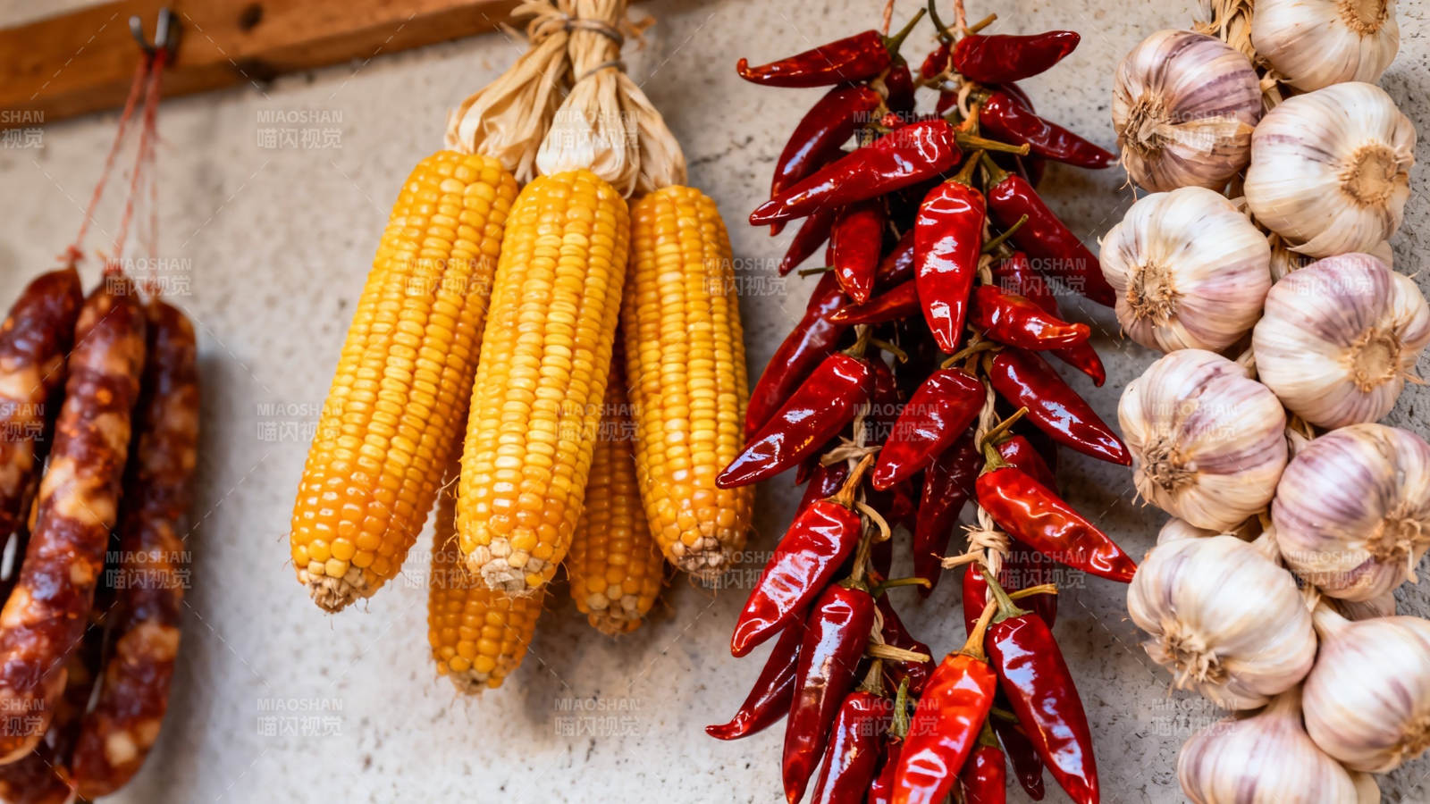 玉米辣椒蒜头香肠挂墙图片