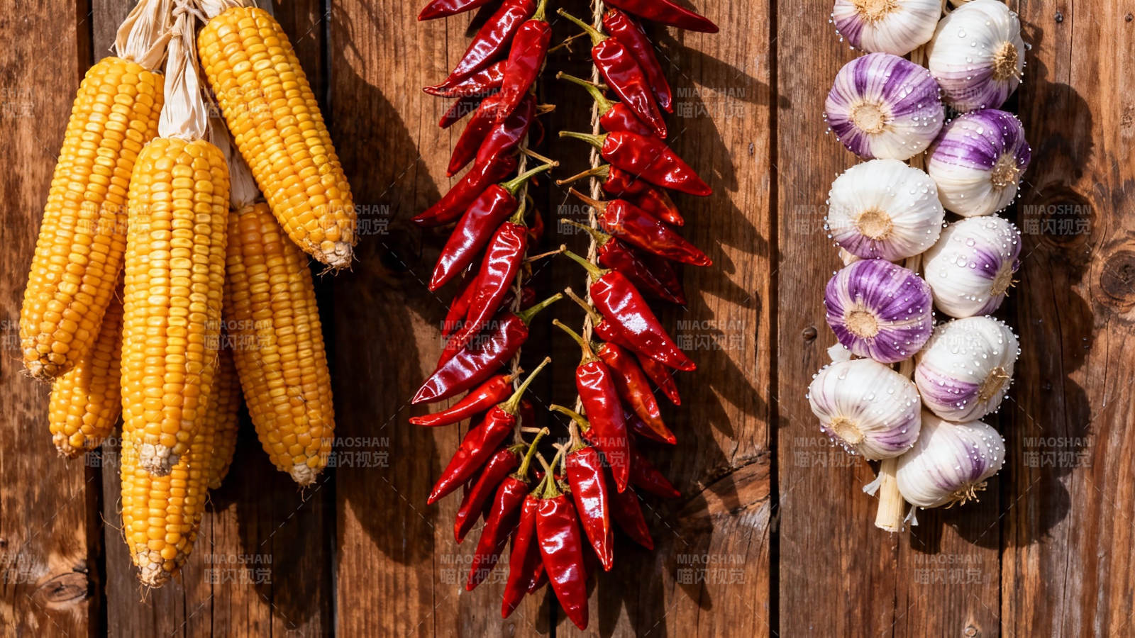 玉米辣椒蒜 农家三宝挂墙头图片