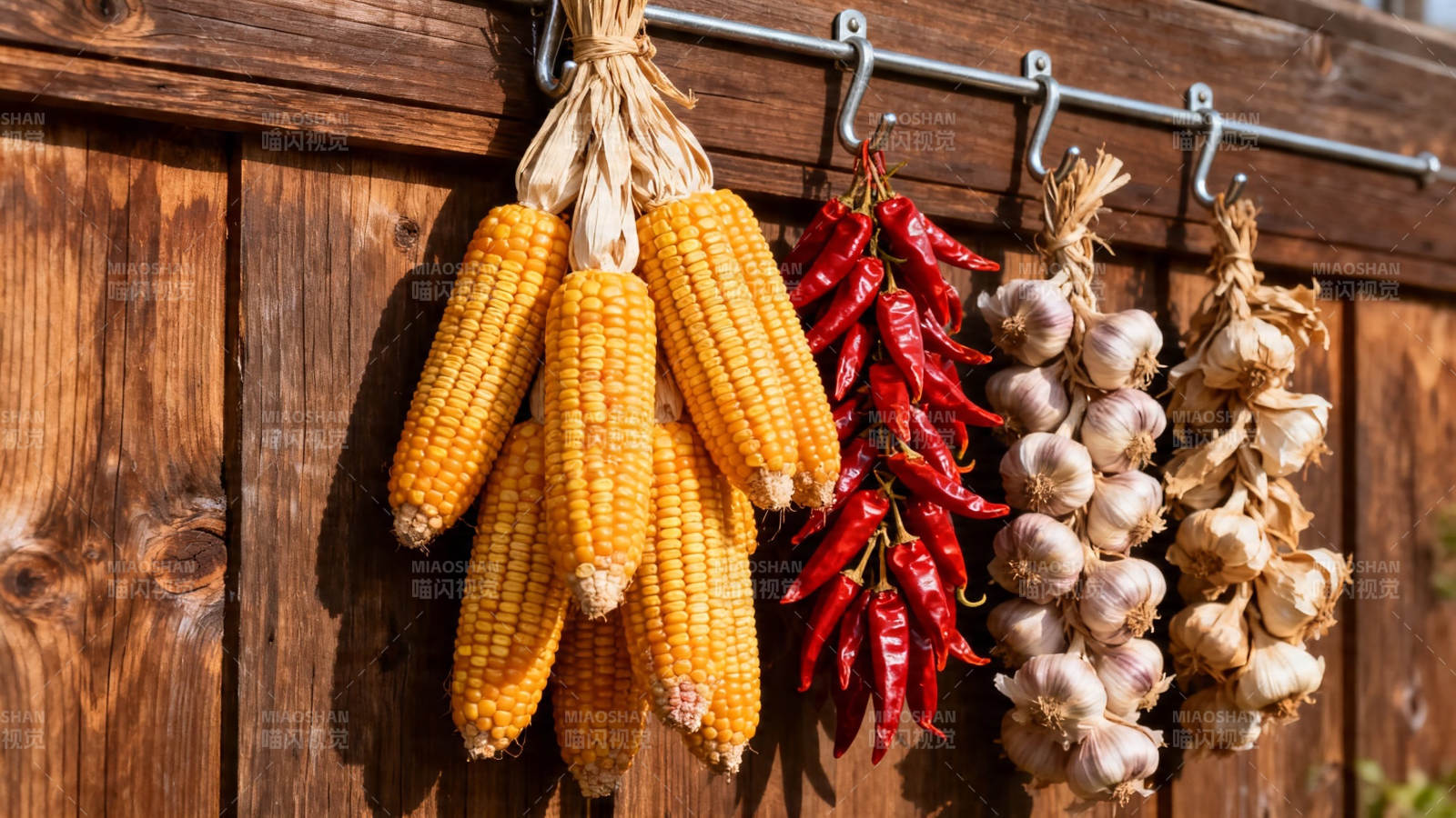 玉米辣椒蒜头挂墙晒秋图片