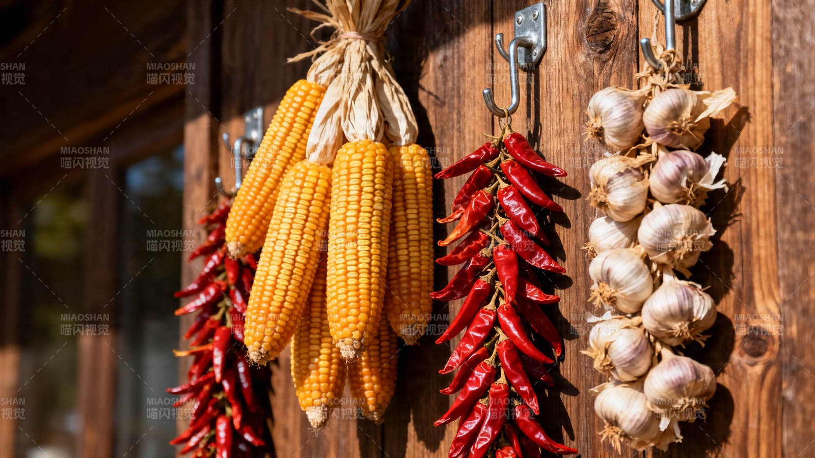 玉米辣椒蒜头挂墙晒秋图片