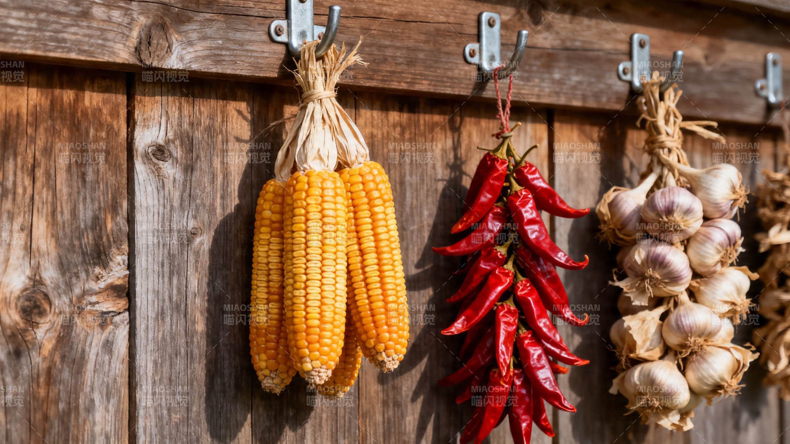 玉米辣椒蒜头挂木墙图片
