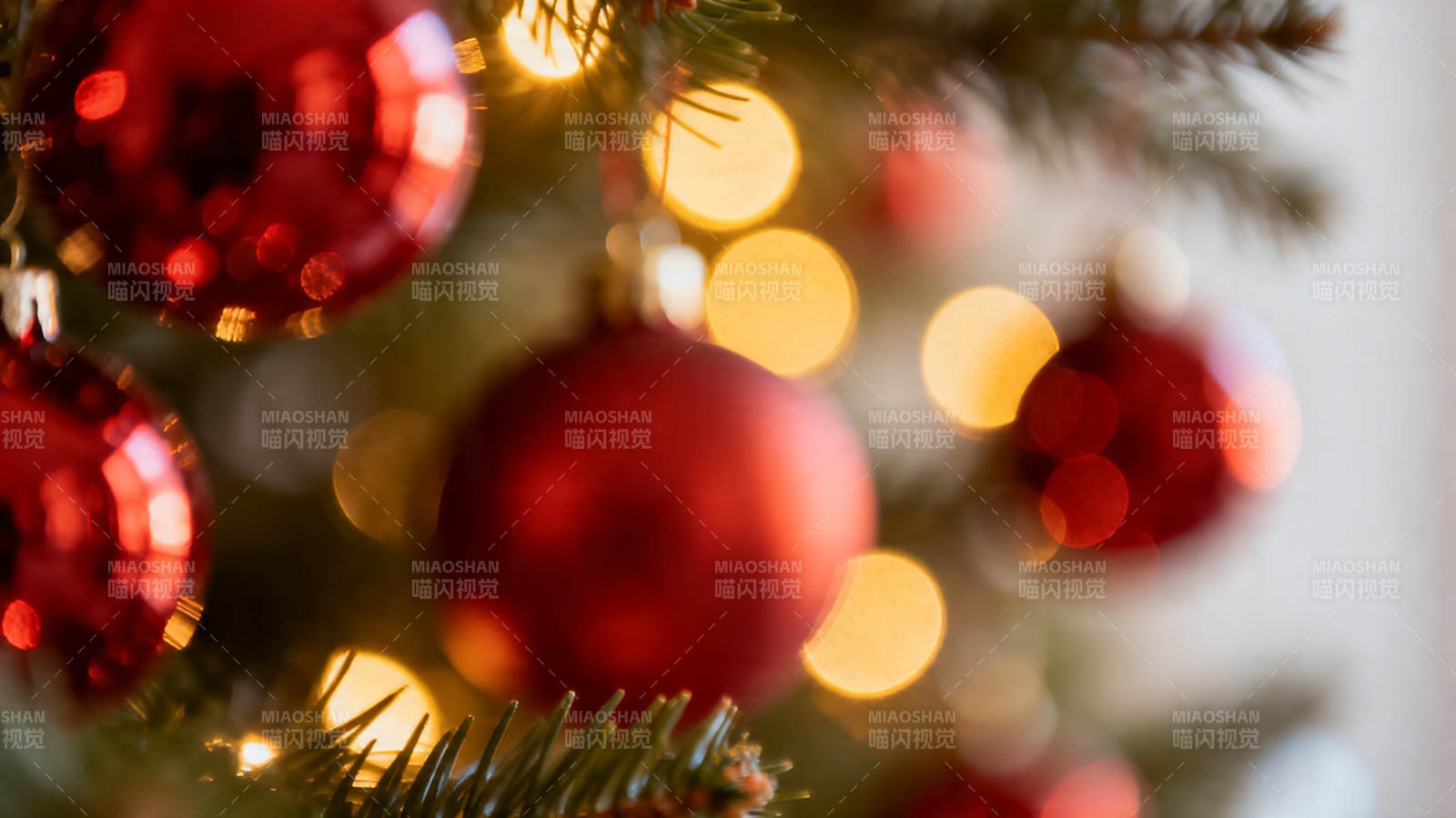 圣诞红球暖光朦胧美图片