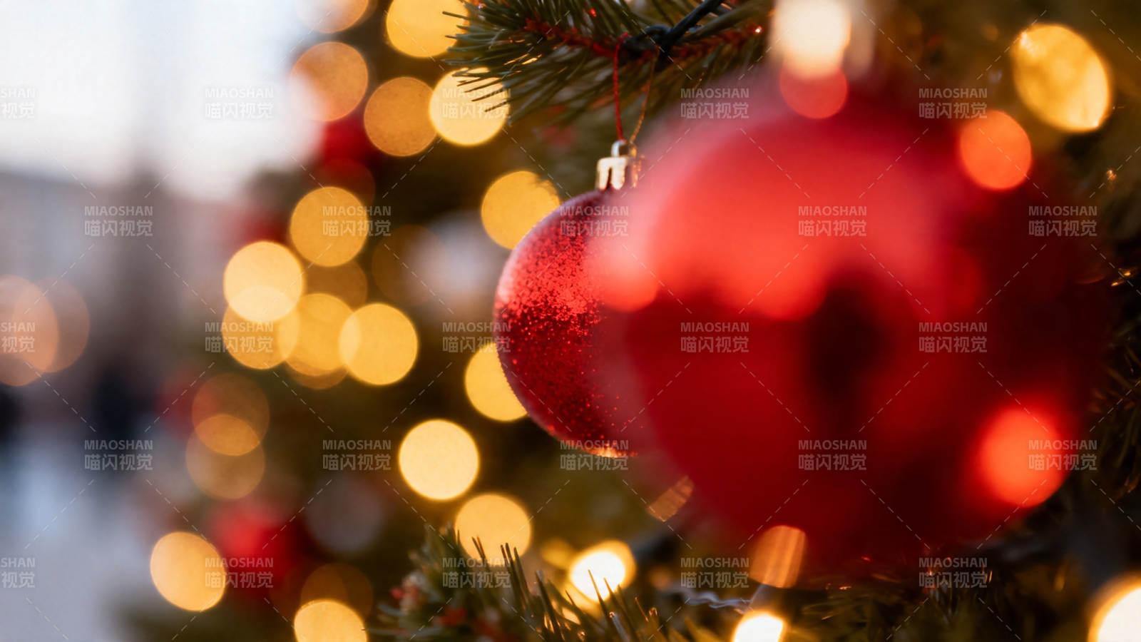 圣诞红球映暖光图片