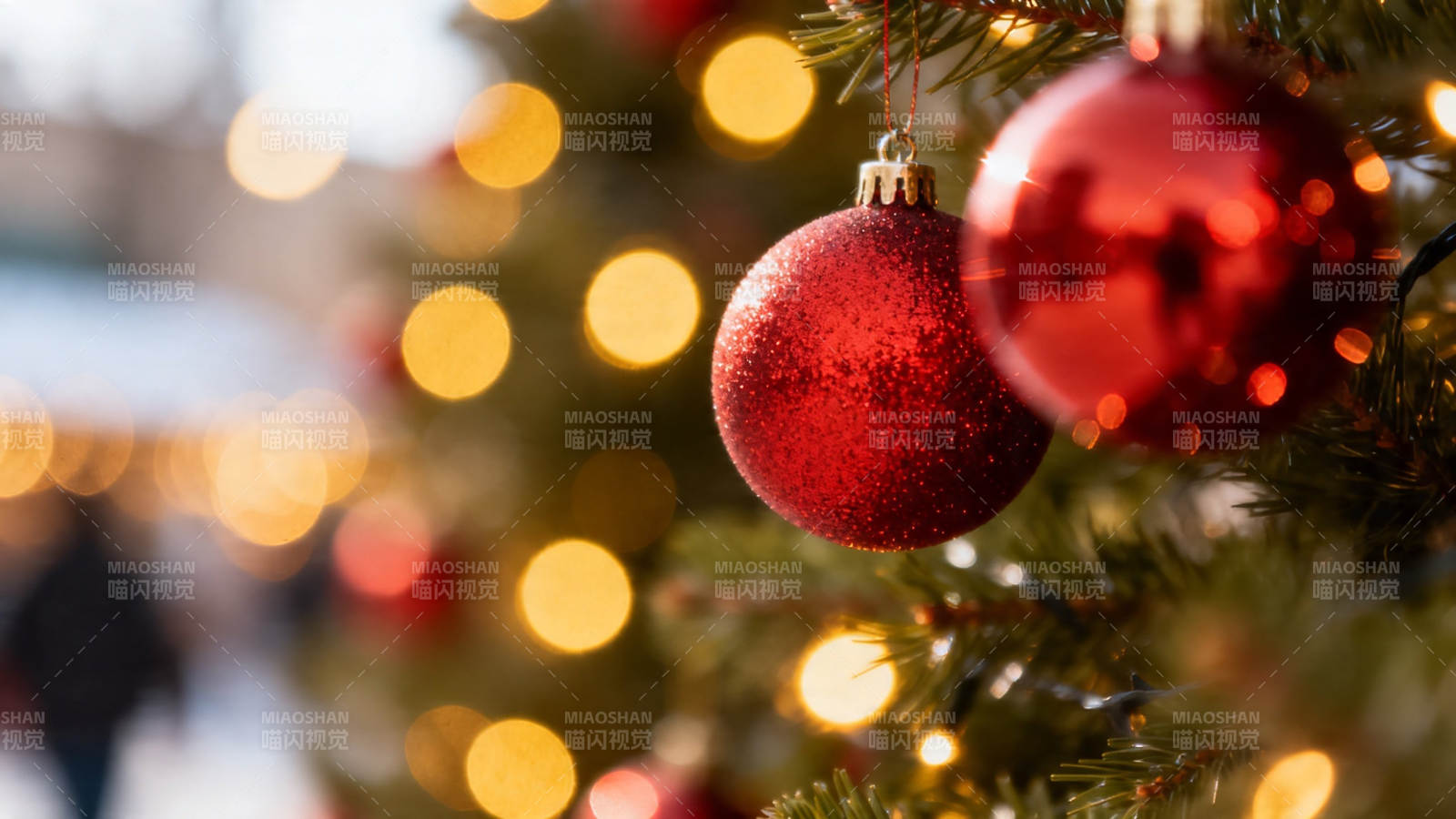 圣诞红球映暖光图片