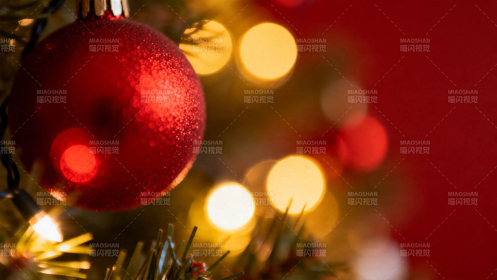 红球映暖光 圣诞夜温馨图片