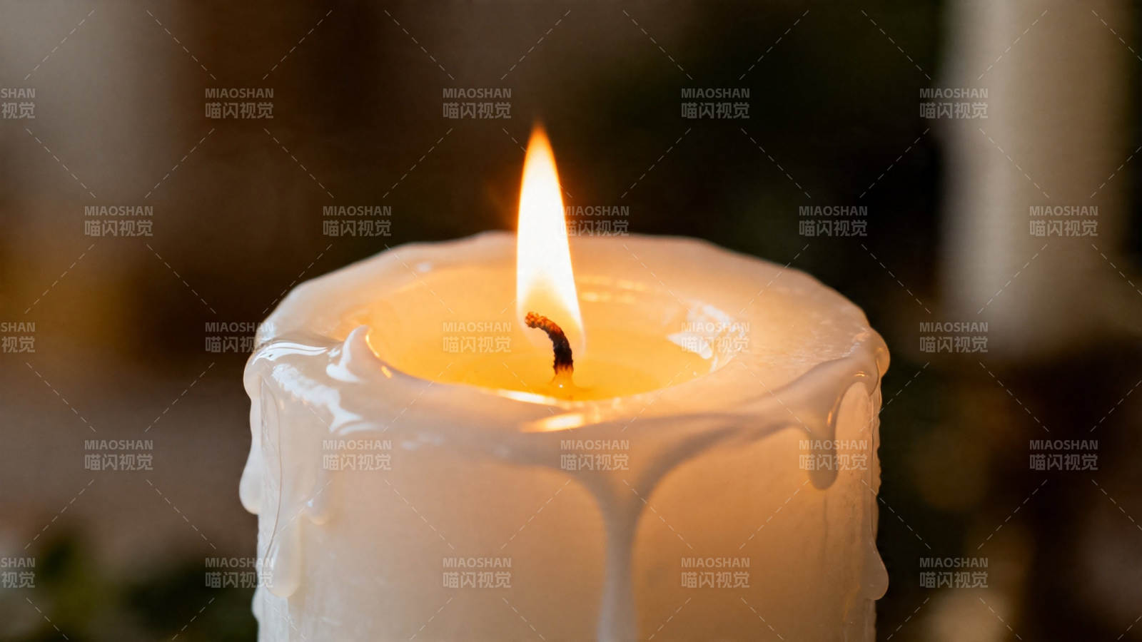 烛光摇曳 温暖静谧图片