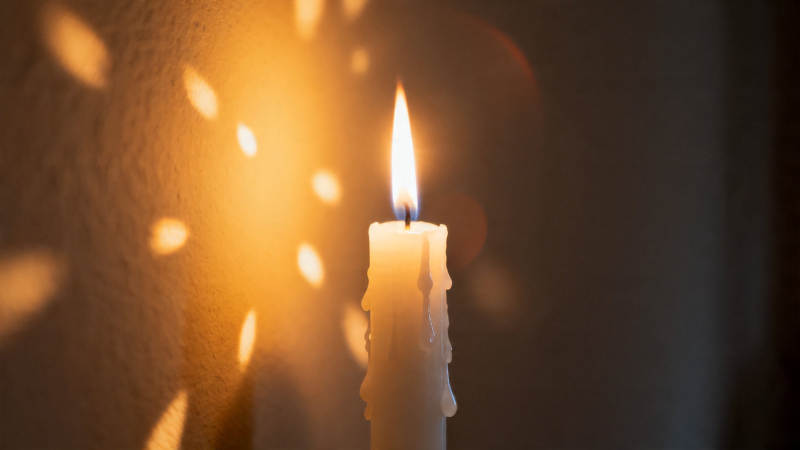 烛光摇曳 温暖静谧夜图片