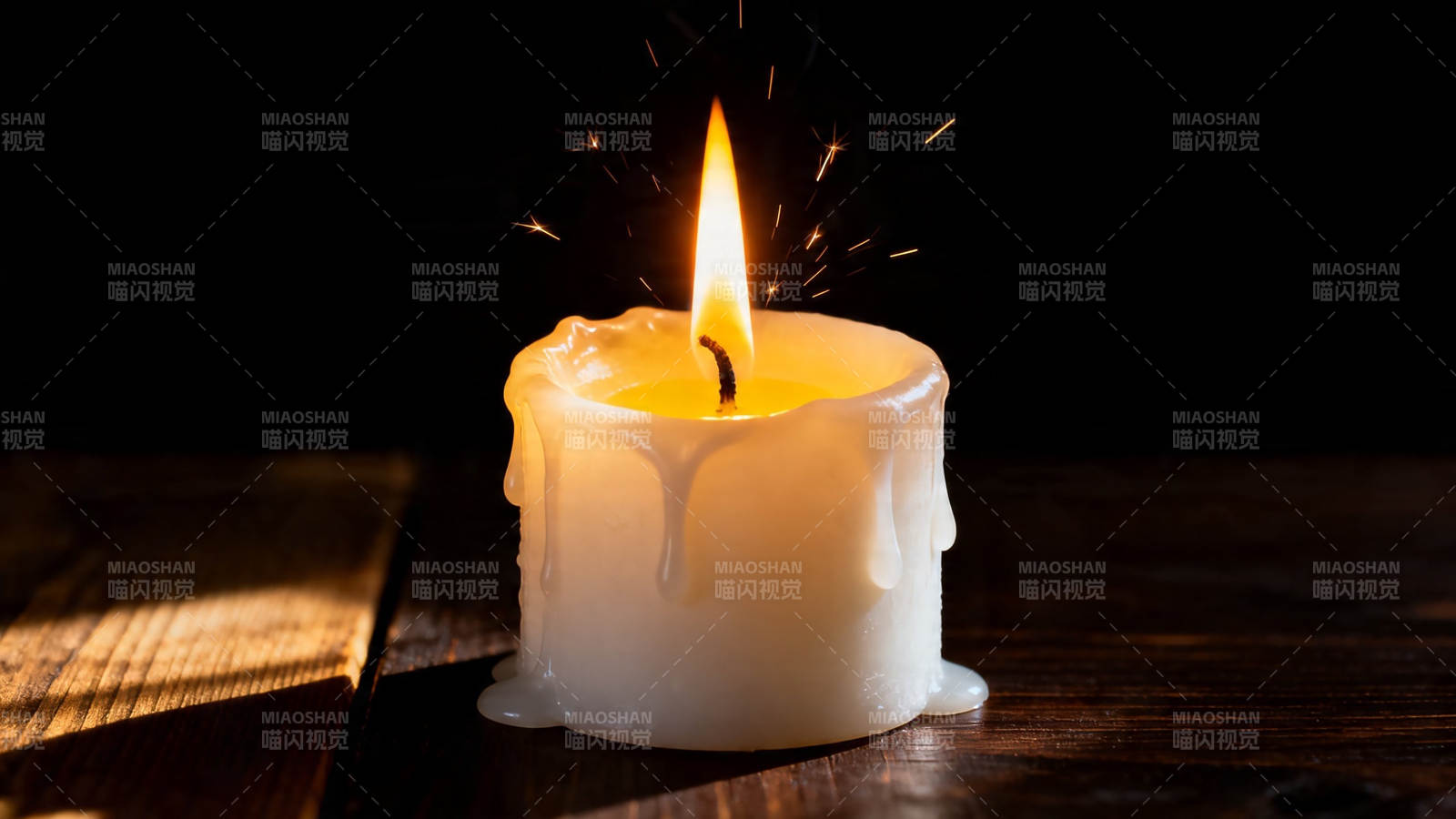 烛光摇曳 温暖静谧夜图片