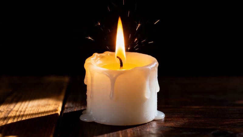 烛光摇曳 温暖静谧夜图片