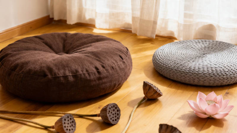 禅意蒲团静室花影图片