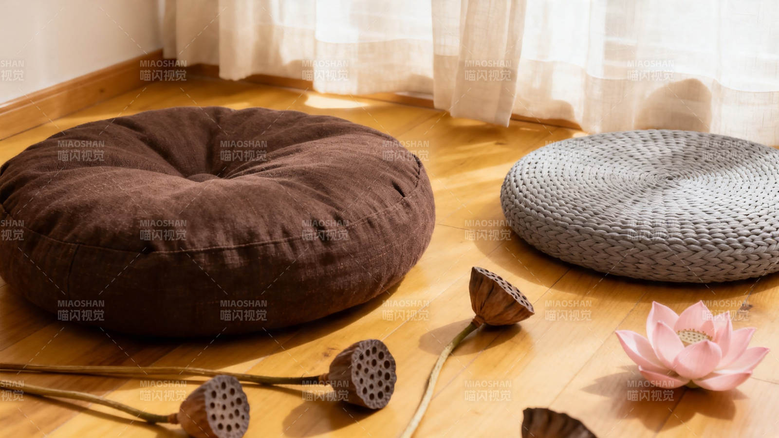 禅意蒲团静室花影图片