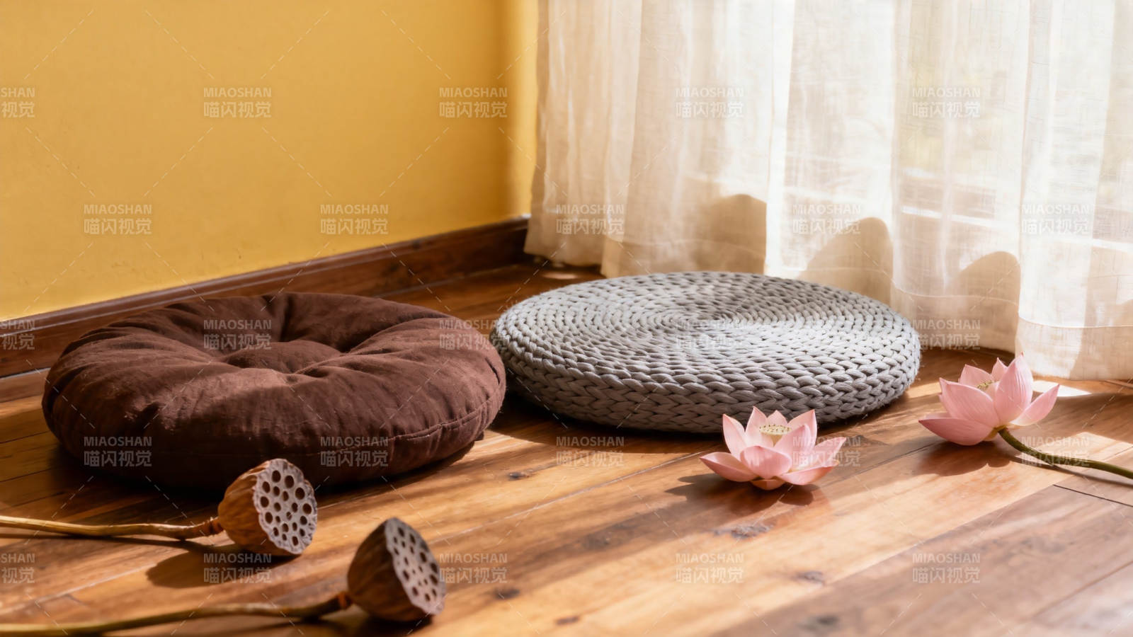 禅意蒲团与莲花静隅图片