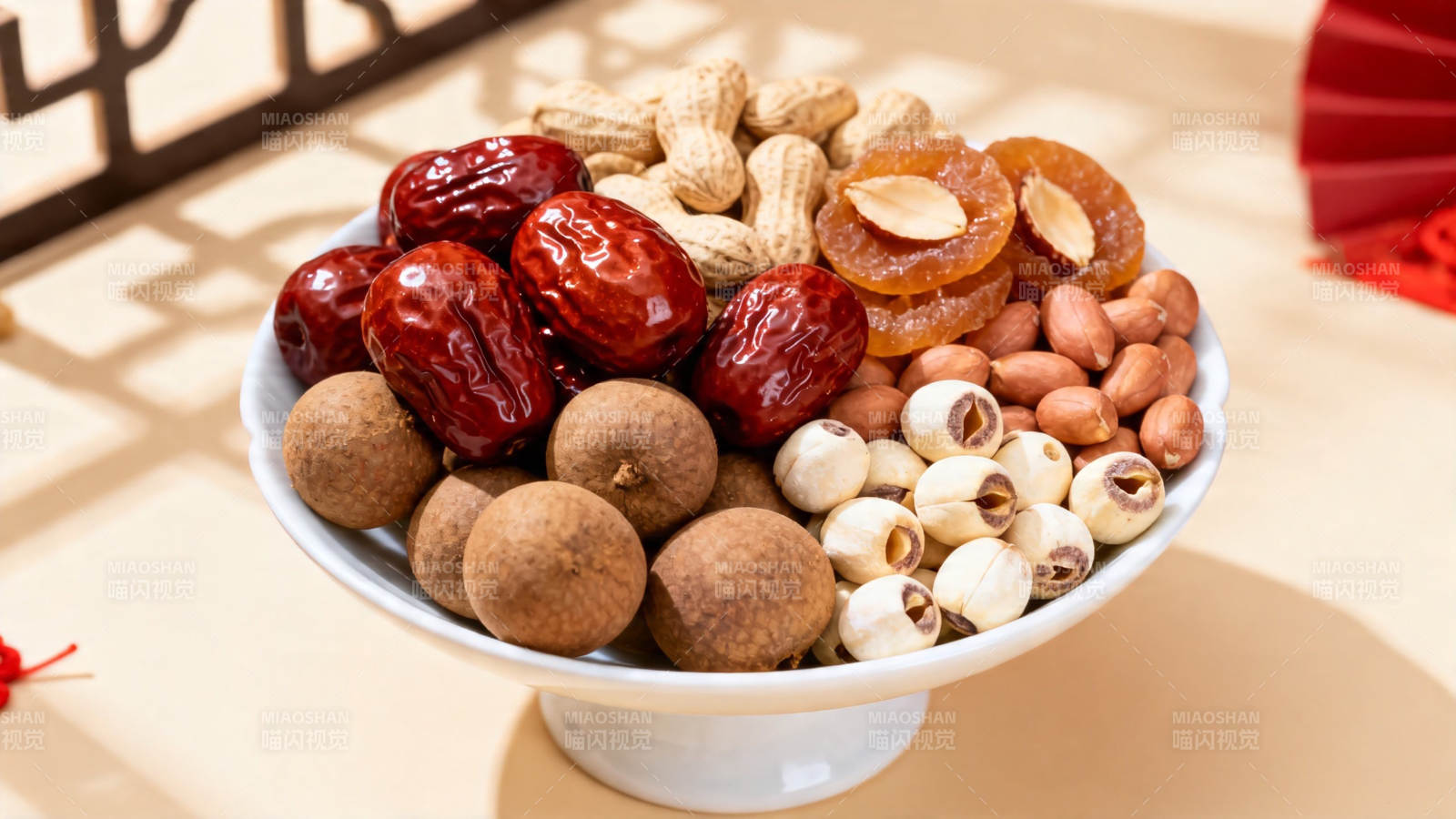 年味坚果红枣桂圆莲子盘图片