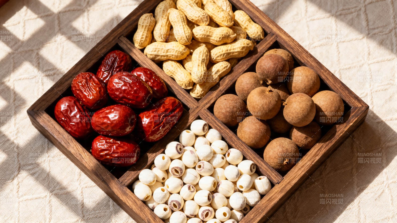 四格木盘盛坚果枣莲图片
