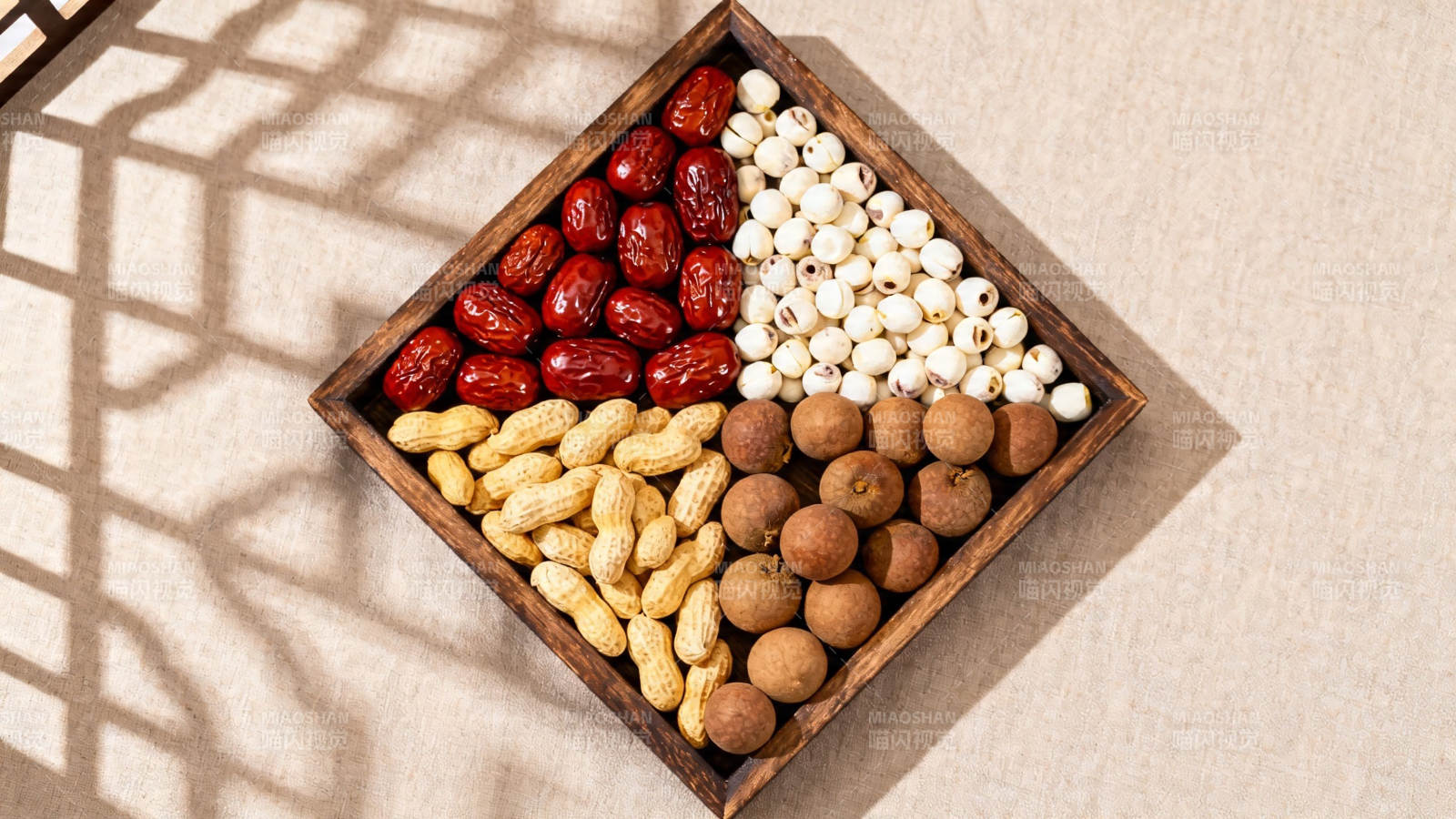 四格坚果果干礼盒图片