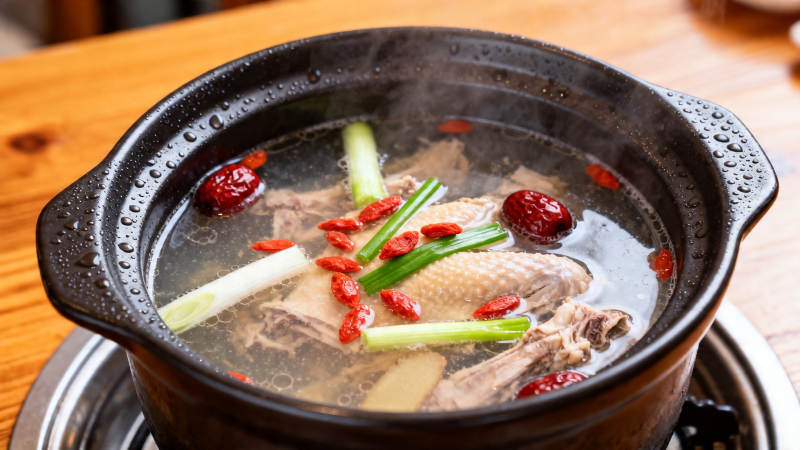 砂锅炖鸭汤 暖身又滋补图片