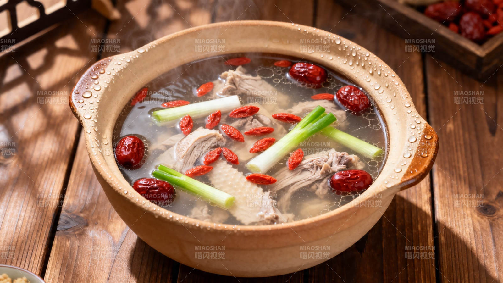 红枣枸杞炖鸡汤图片