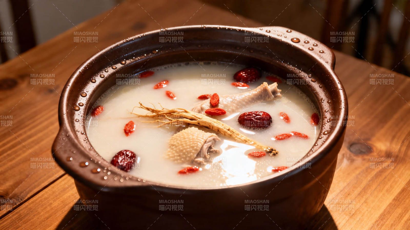 人参红枣鸡汤滋补暖身图片