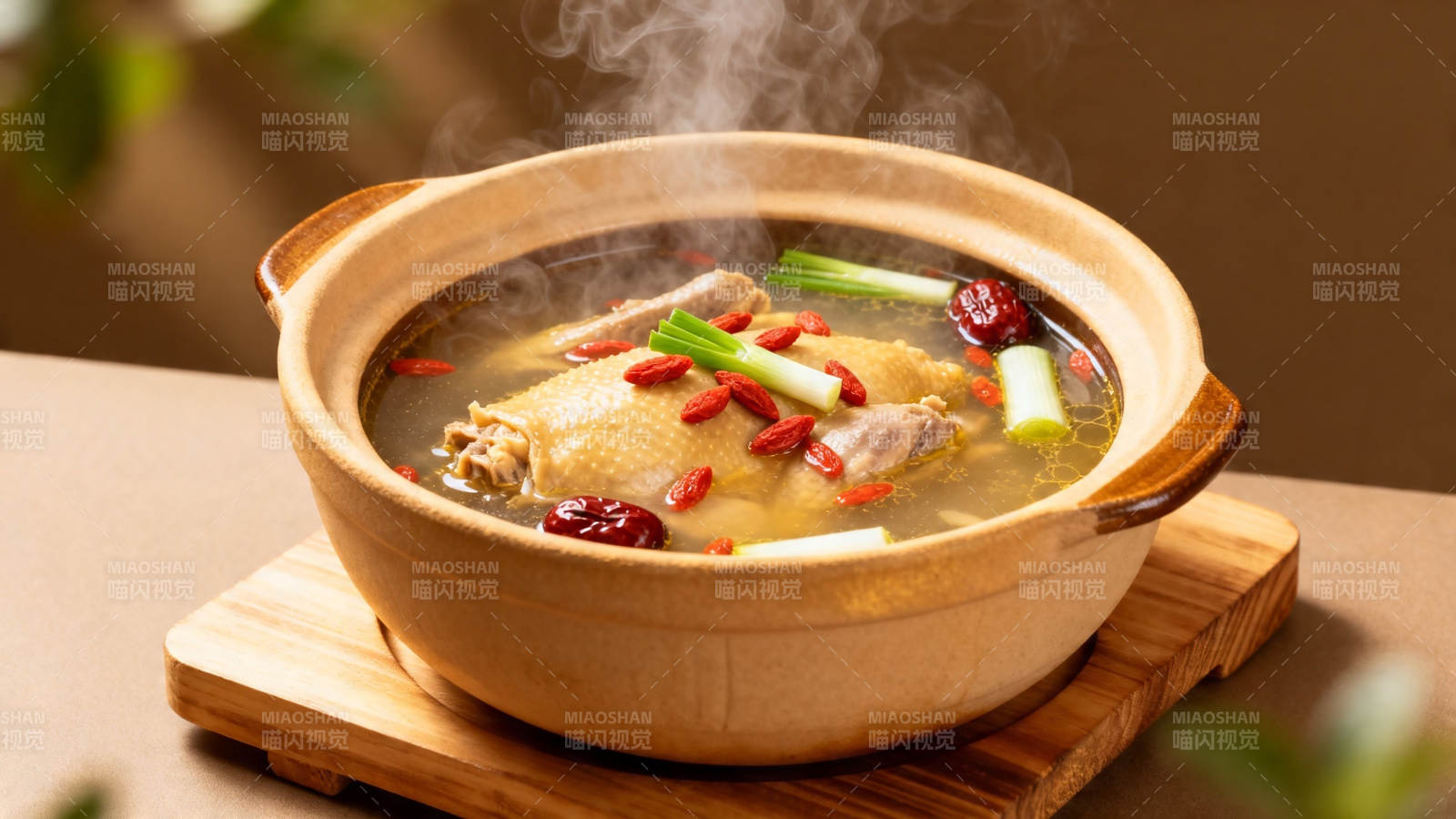 热气腾腾的滋补鸡汤图片