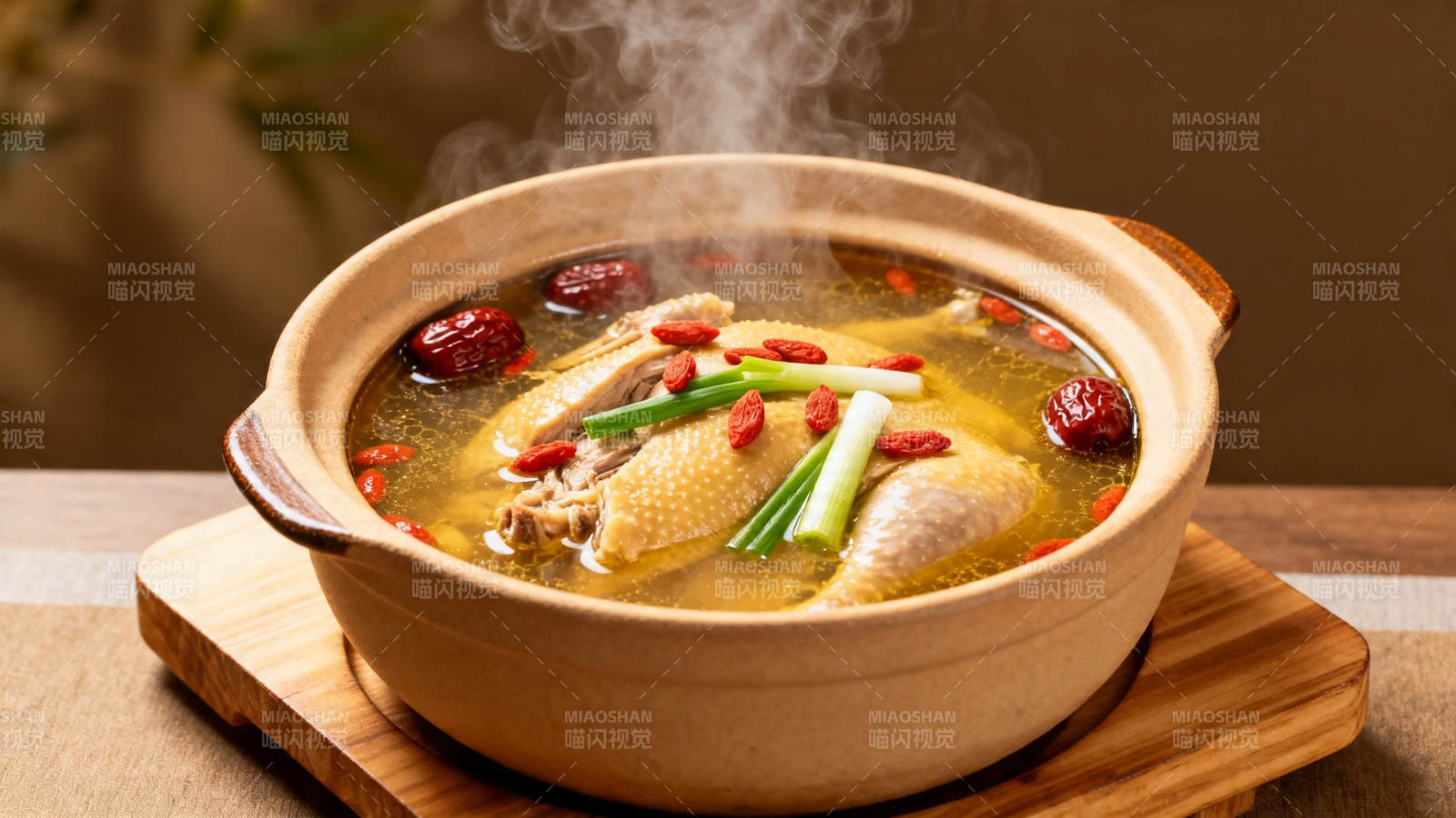 热气腾腾的滋补鸡汤图片