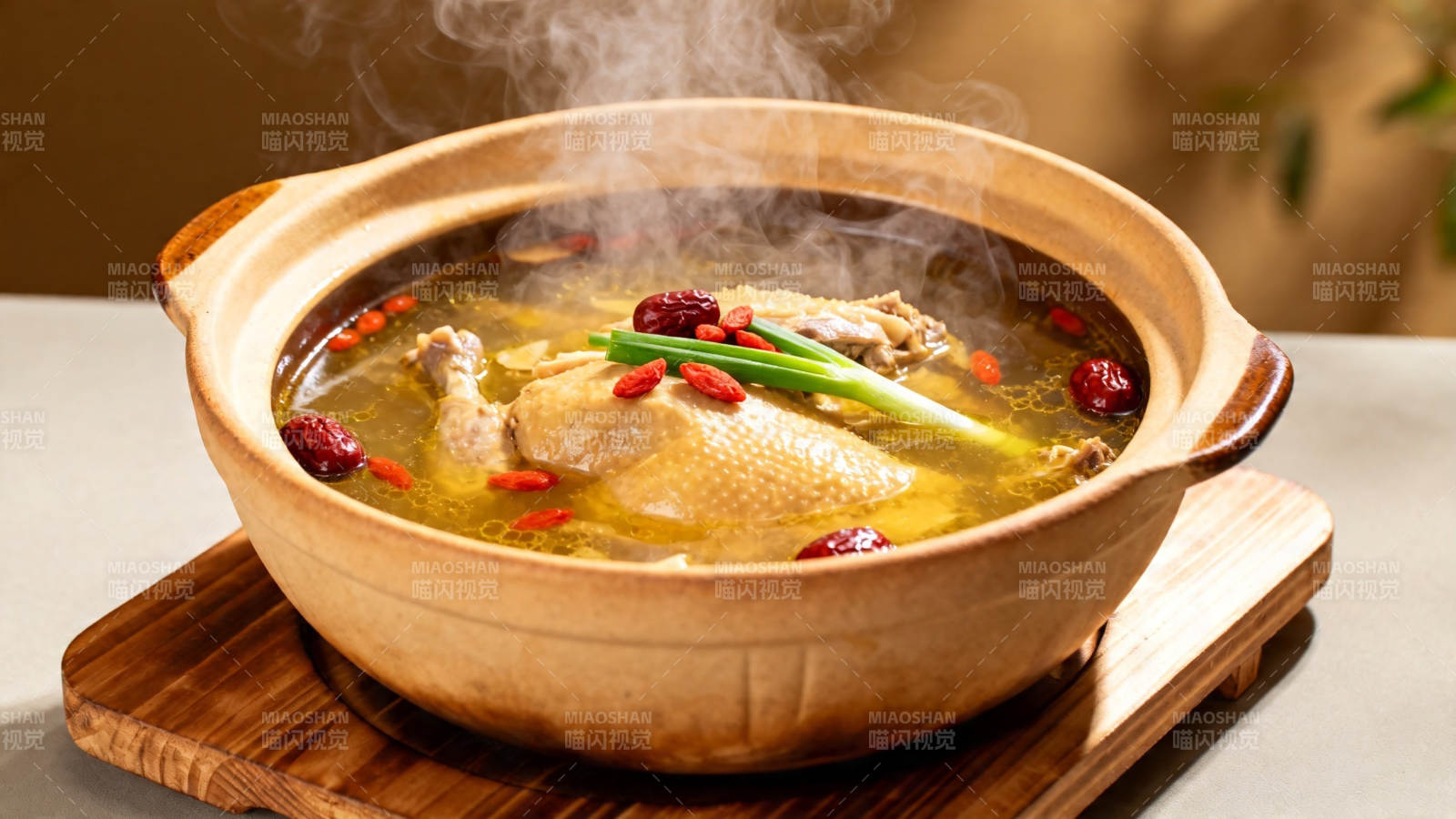 热气腾腾枸杞鸡汤煲图片