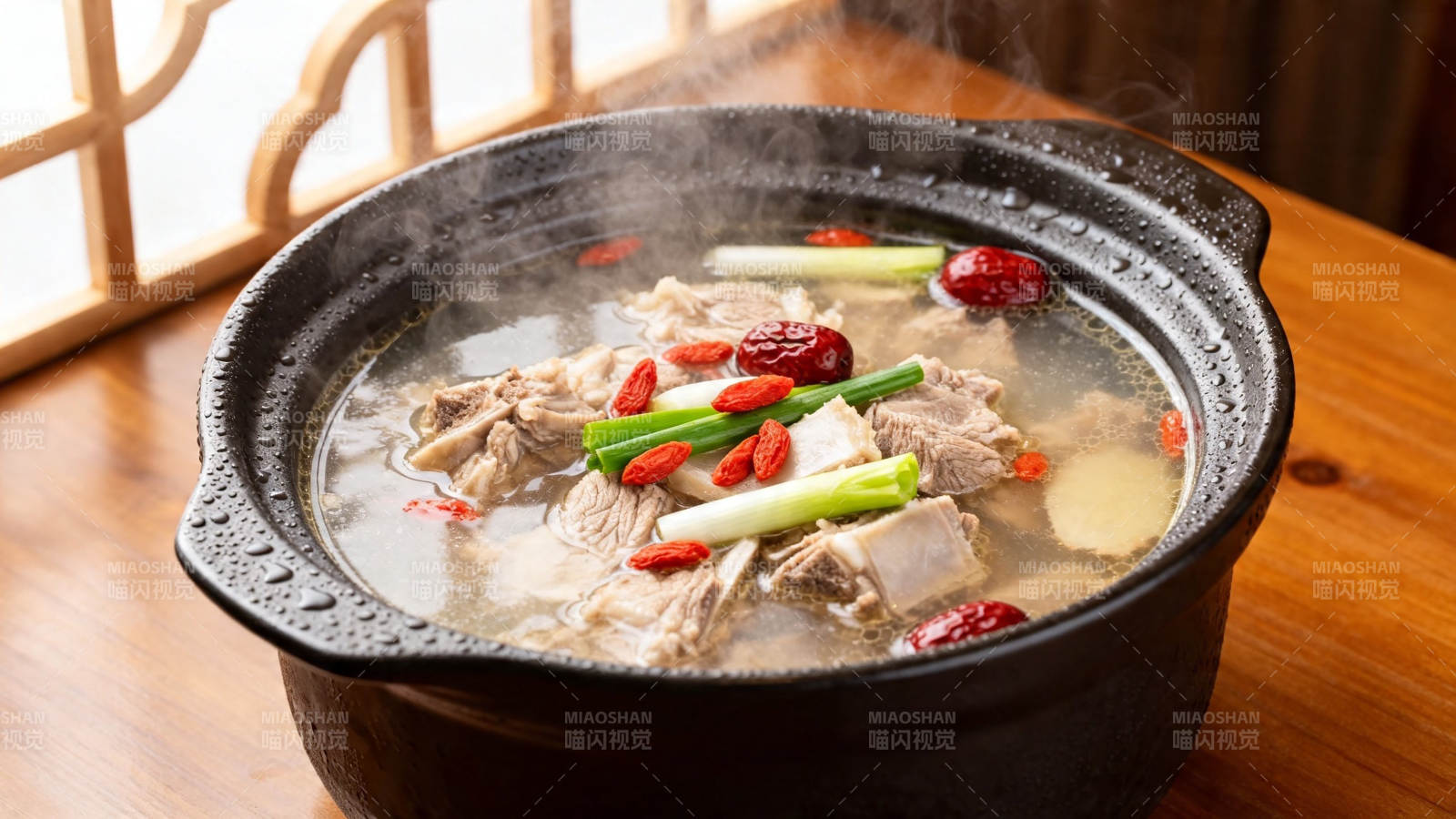 砂锅炖羊汤 暖身又滋补图片