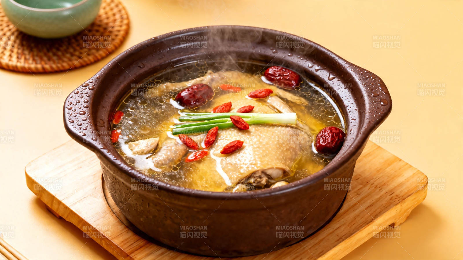 红枣枸杞炖鸡汤图片