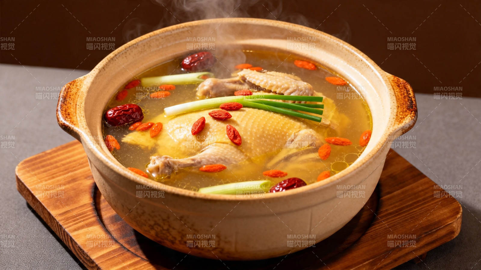 热气腾腾的滋补鸡汤图片