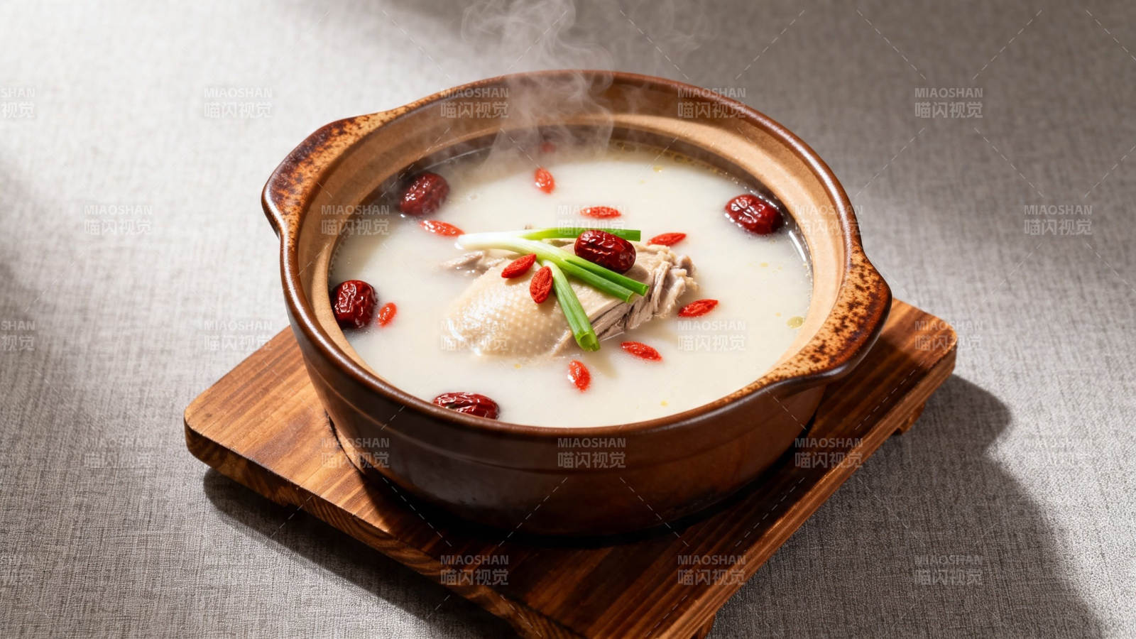 枸杞红枣炖鸡汤图片