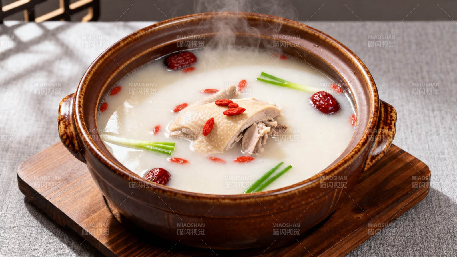 枸杞红枣炖鸡汤图片