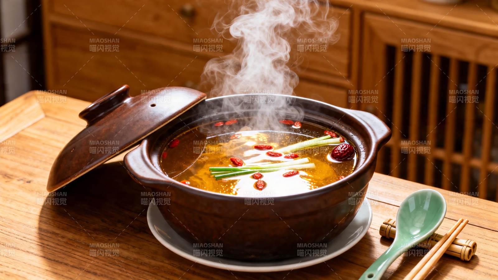 热气腾腾的养生汤煲图片