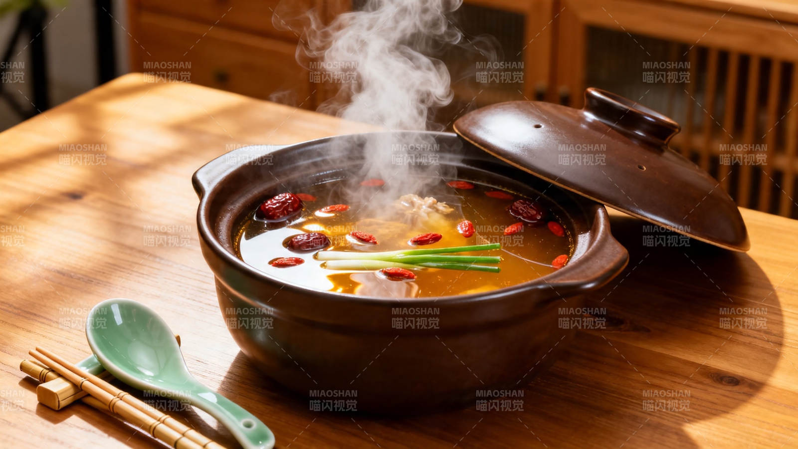 热气腾腾的养生汤锅图片