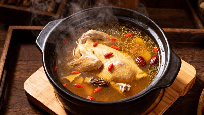 热气腾腾的枸杞鸡汤图片