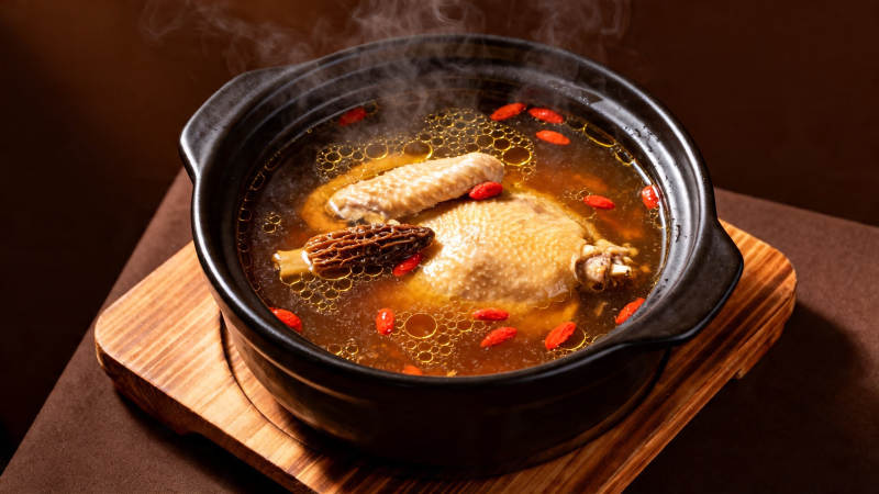 热气腾腾的滋补鸡汤图片