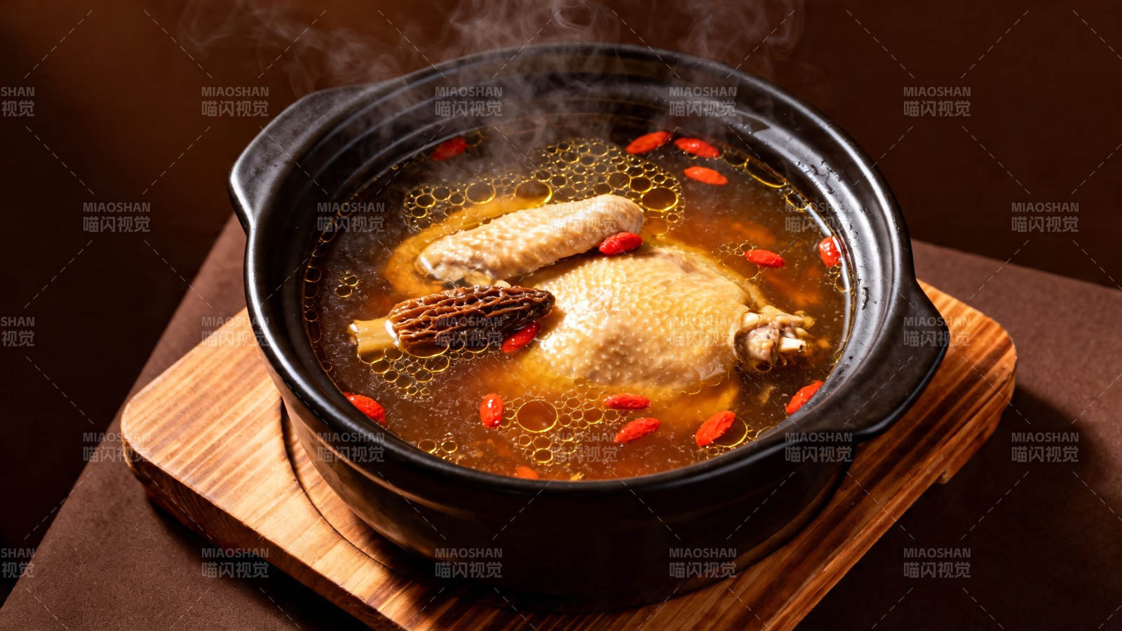 热气腾腾的滋补鸡汤图片