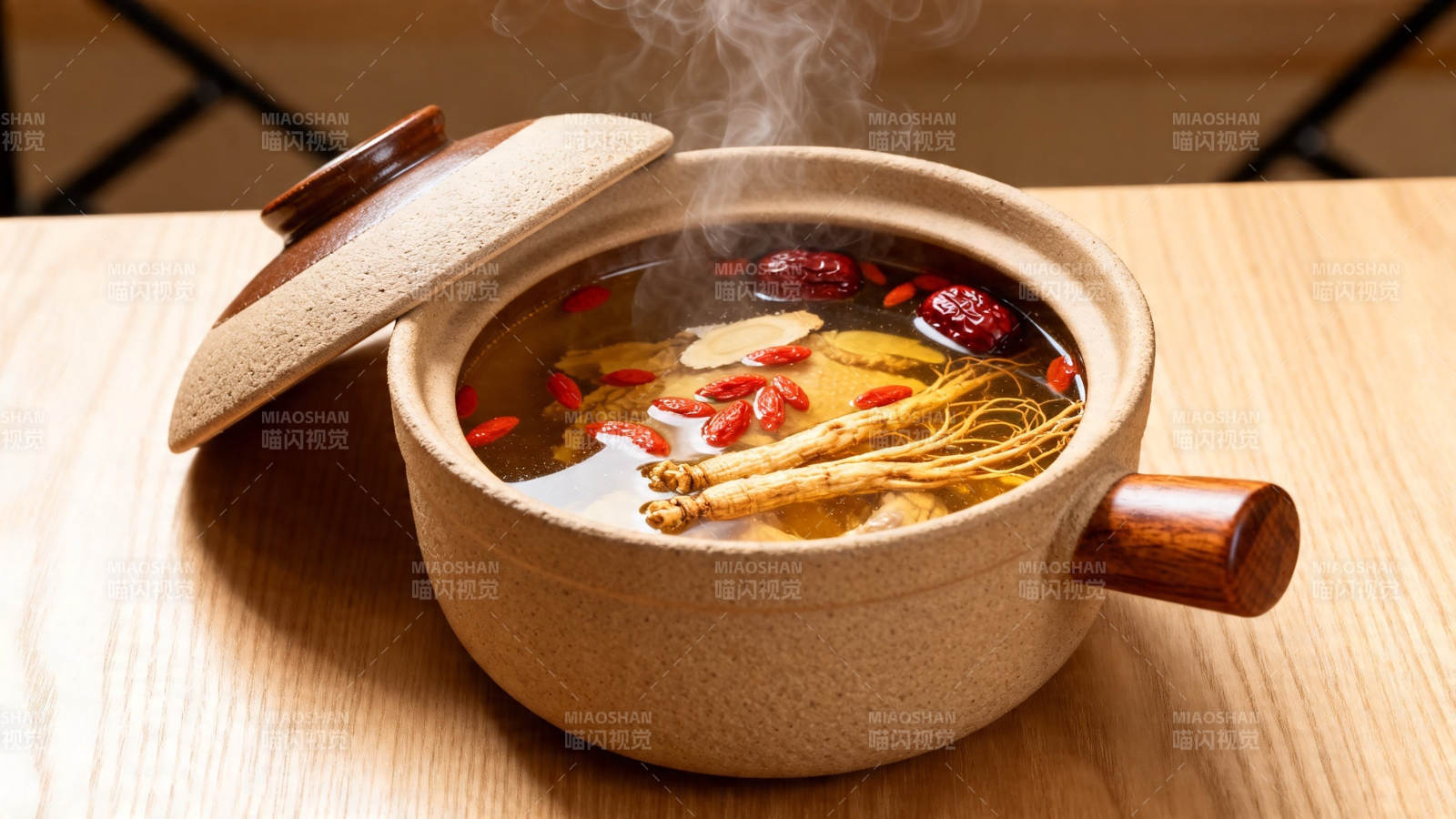 热气腾腾的养生药膳汤图片