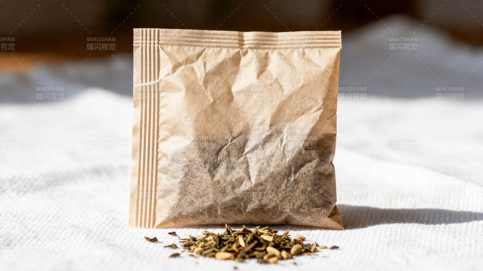 茶包与散茶静置白布上图片