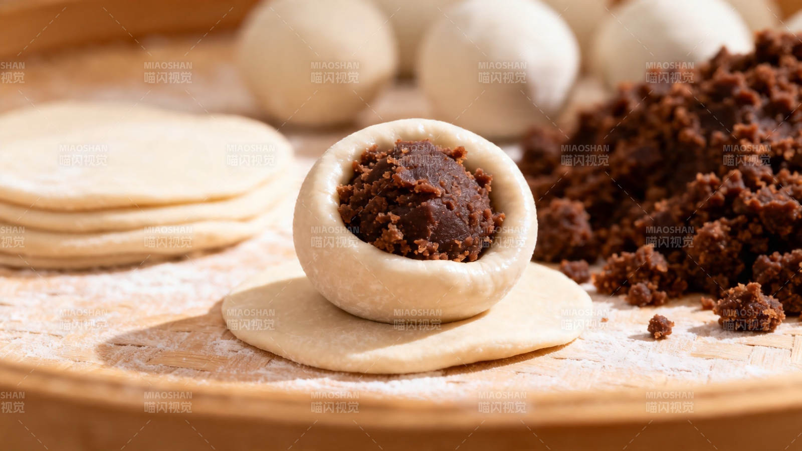 豆沙包制作中 馅料饱满诱人图片