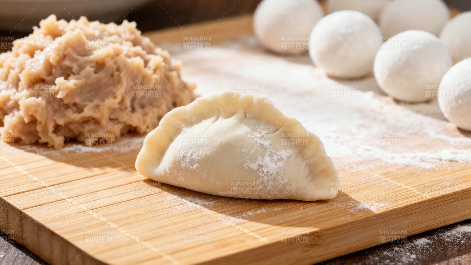 饺子制作过程特写图片