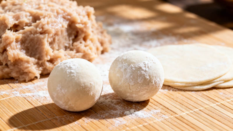 面团与饺子皮 阳光下的美味准备图片
