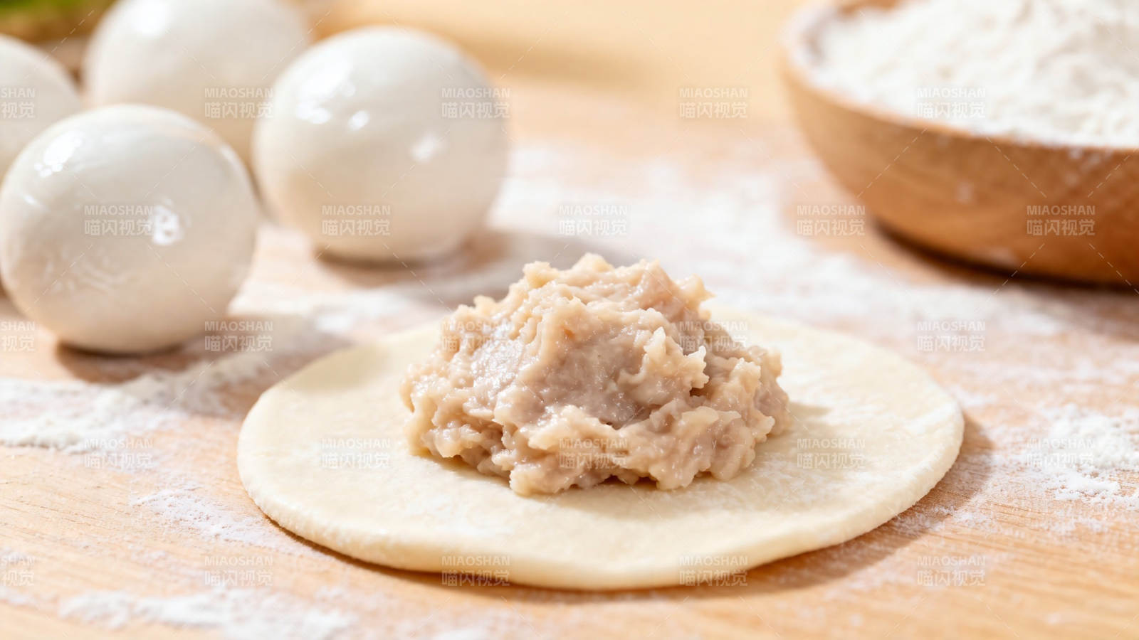 包饺子 肉馅放皮上图片