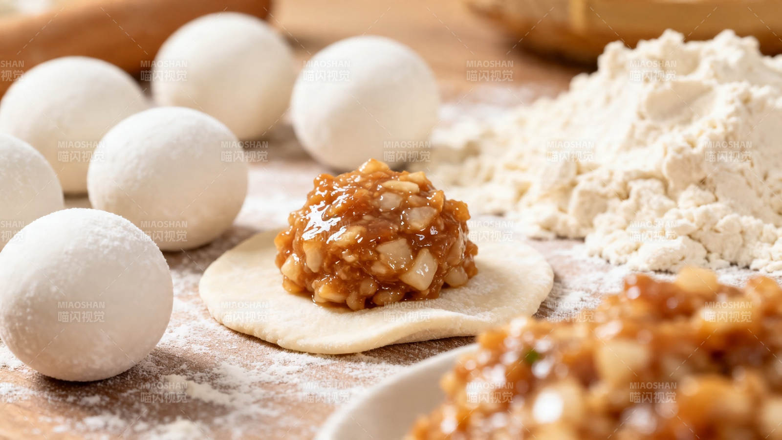 手工包馅 面粉与馅料相伴图片