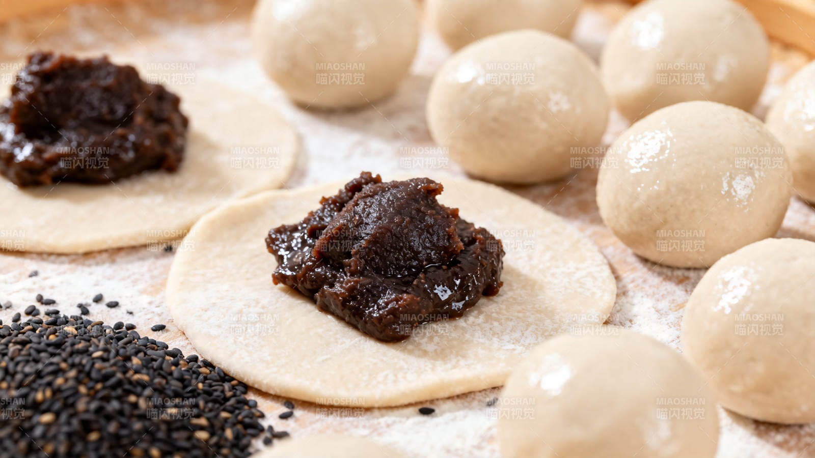 豆沙包制作过程特写图片