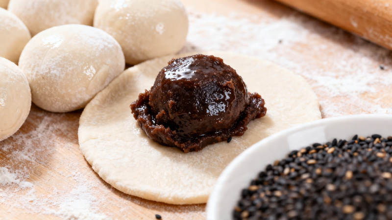 豆沙包制作中 芝麻点缀香图片