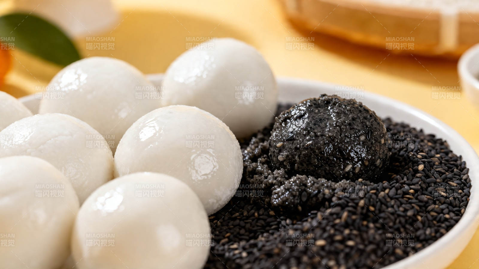 汤圆配黑芝麻馅 软糯香甜图片