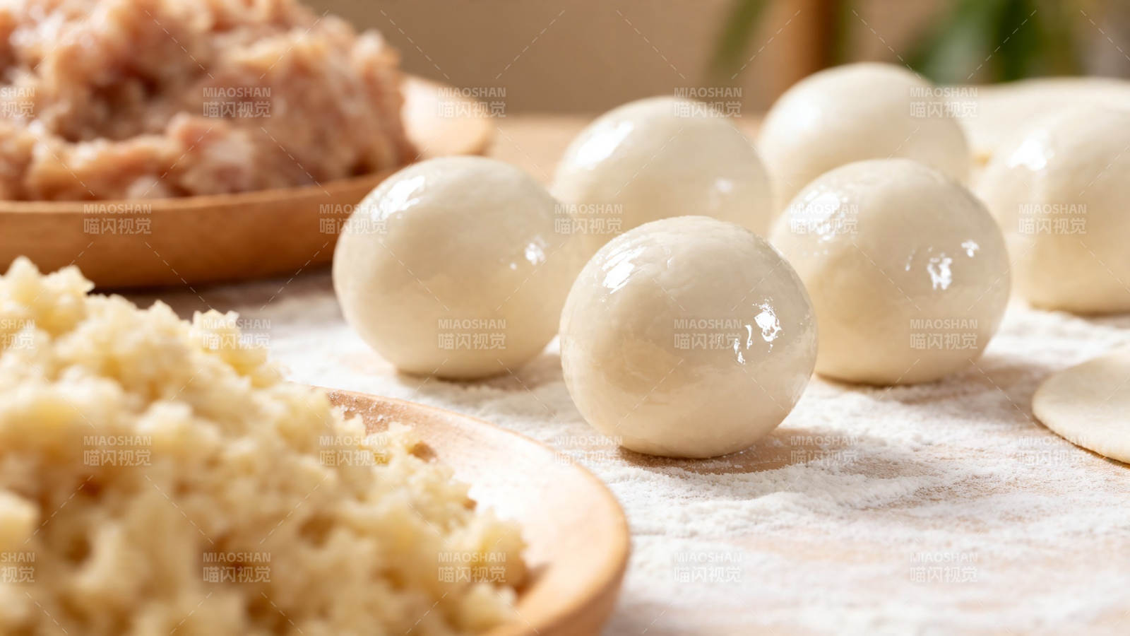 汤圆制作 馅料与面团特写图片